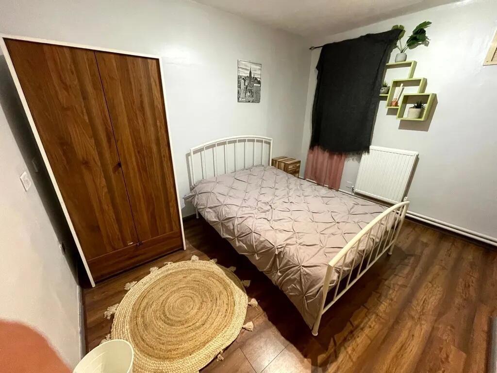 A cozy double bedroom featuring a comfortable d...