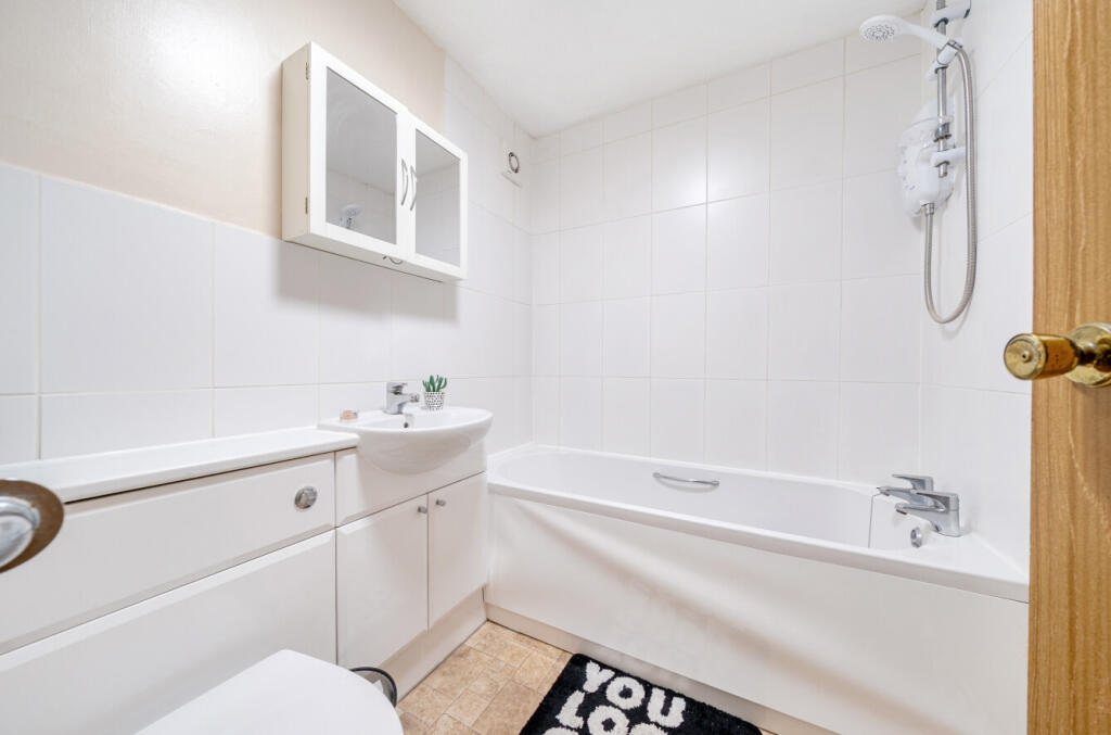 1393212-4-693fdbd...