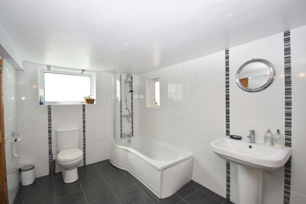 BATHROOM 1.JPG
