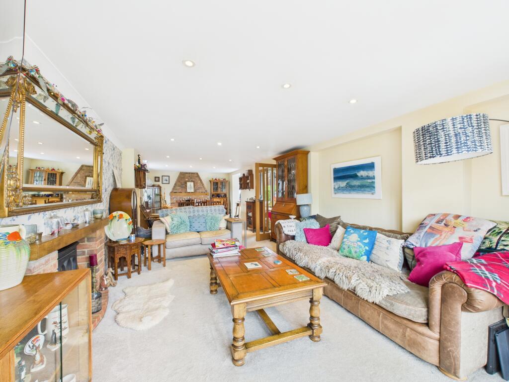 CAM02909G0-PR0382-STILL026