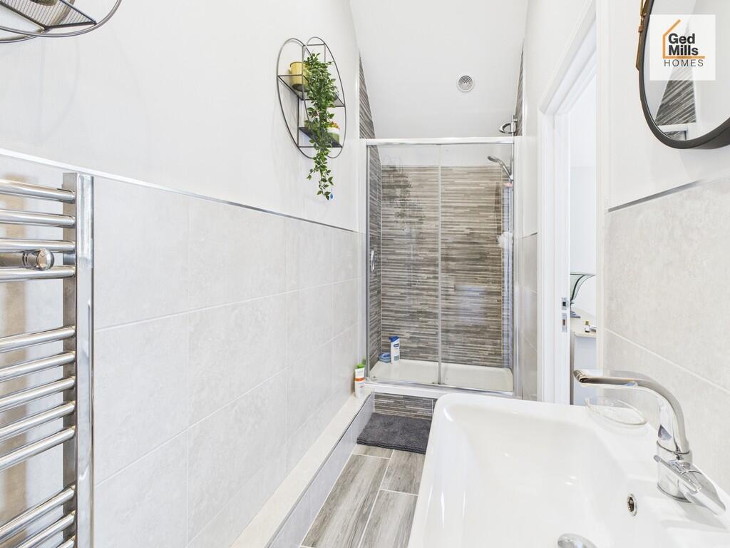 MASTER EN-SUITE
