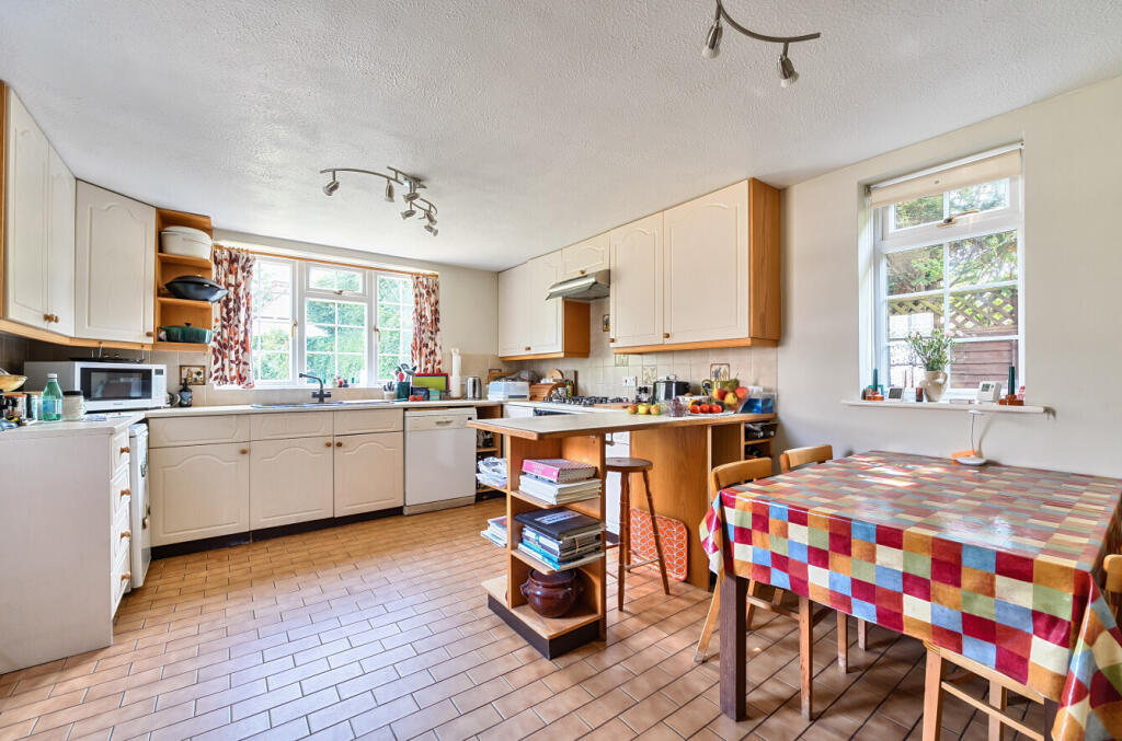 1336619-5-689b347...