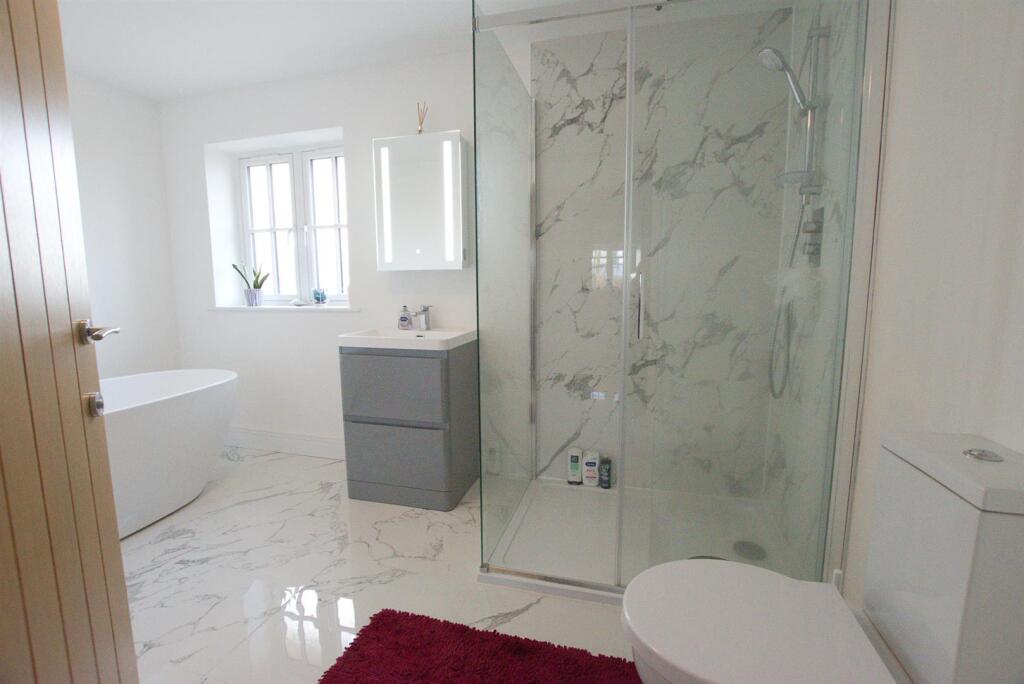 Bathroom 3.jpg