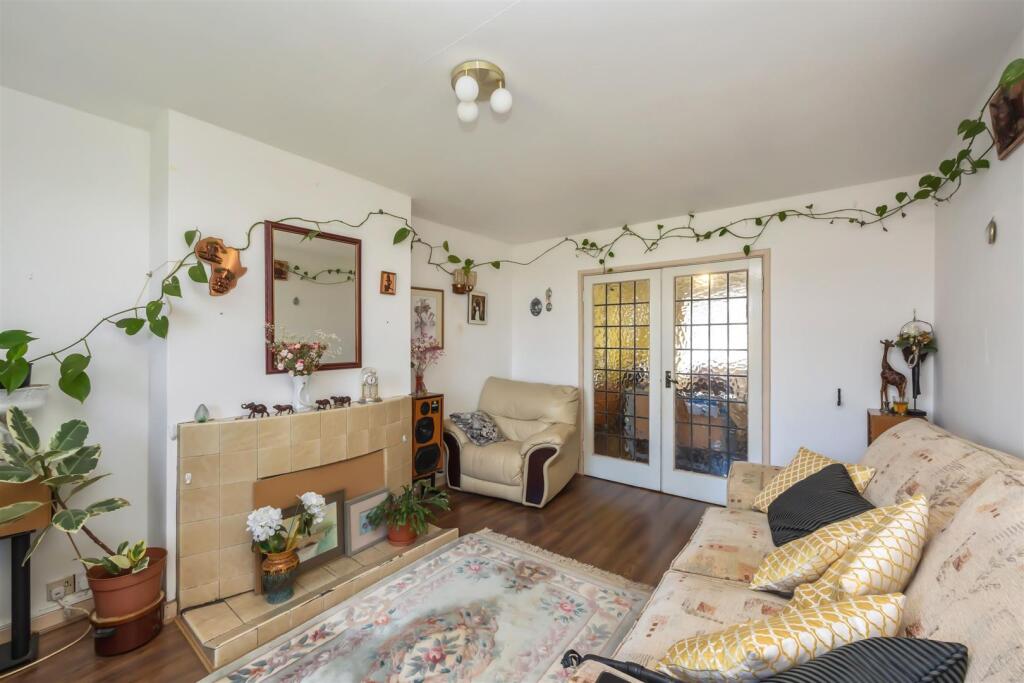 King George VI Dr 17 LIVING TO DINING.jpeg