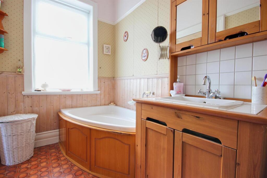 EN-SUITE WASH ROOM