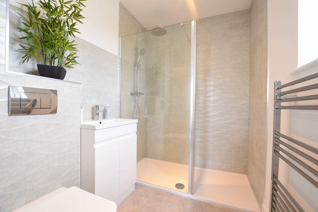 EN SUITE SHOWER ROOM