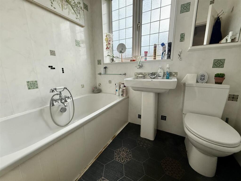 BATHROOM/WC