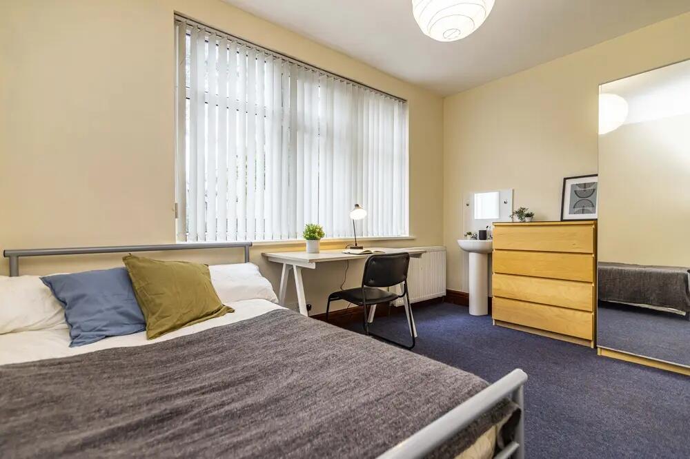 A cozy double bedroom featuring a comfortable b...