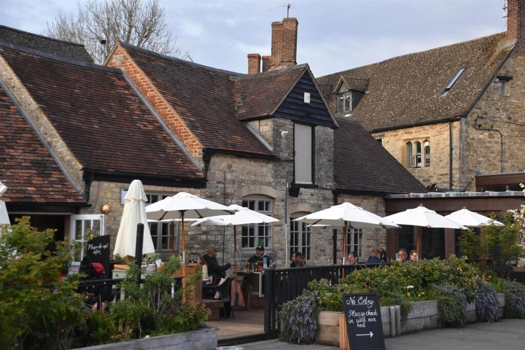 The Bear &amp; Ragged Staff Gastro Pub, Cumnor Village