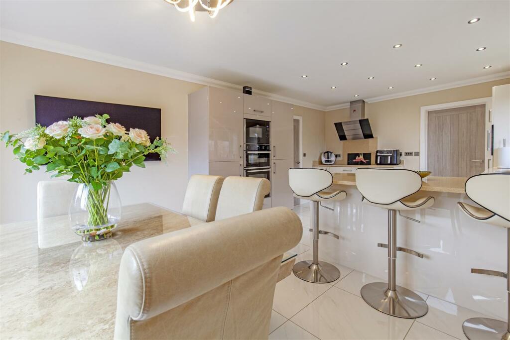 Kitchen/ Dining Room