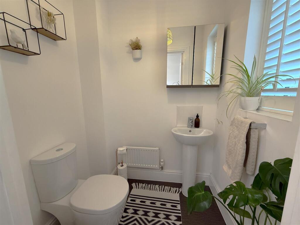 Downstairs WC.JPG