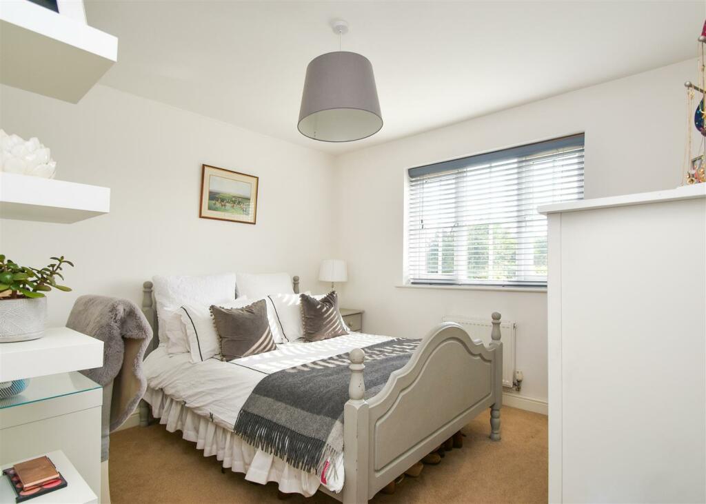 4 The Limes - Bedroom 2.jpg