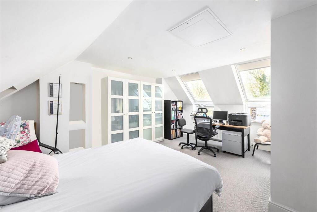 bedroom (2).jpg