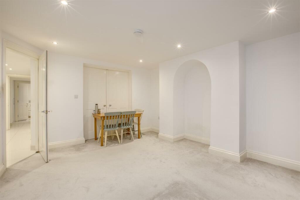 Flat 1, 27 High Street, HP11 2AG-3.jpg