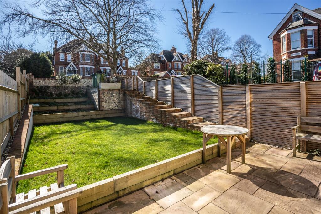 2 Sackville Close31.jpg