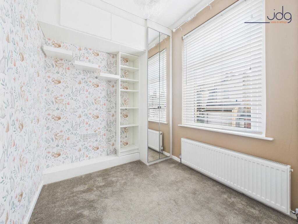 Single Bedroom with Built in Storage