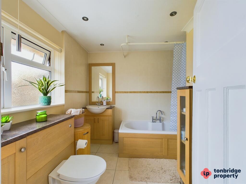 EW Giraffe Bathrooom Branded 033