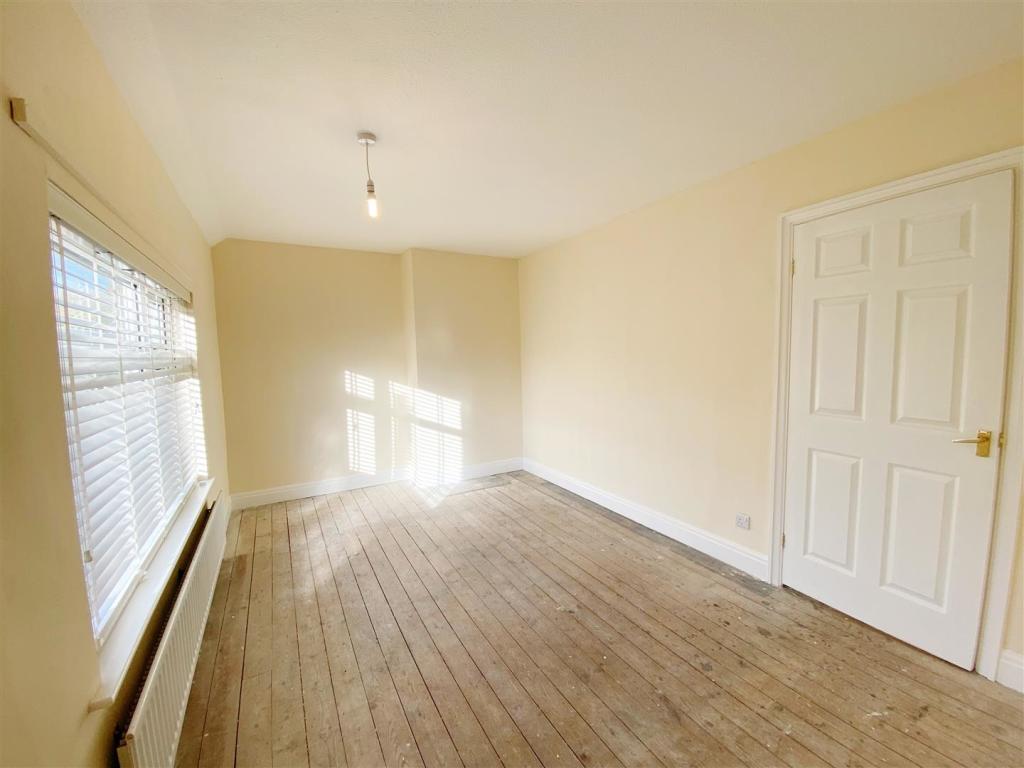 Bedroom 1 pic 2.jpg