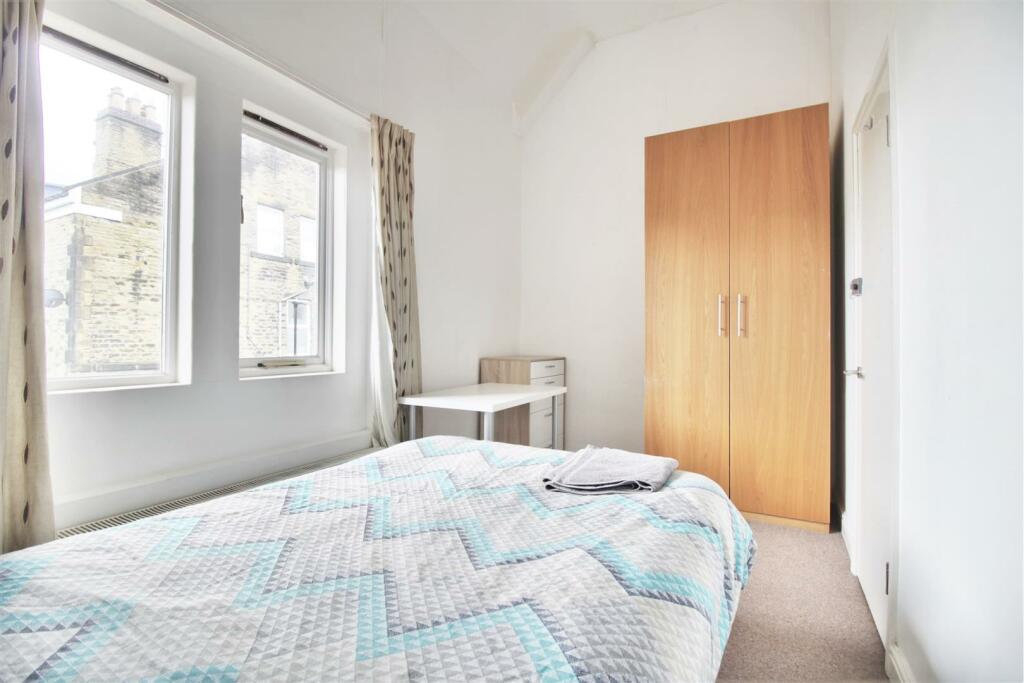 Student-accommodation-sheffield  bedroom 6.jpg