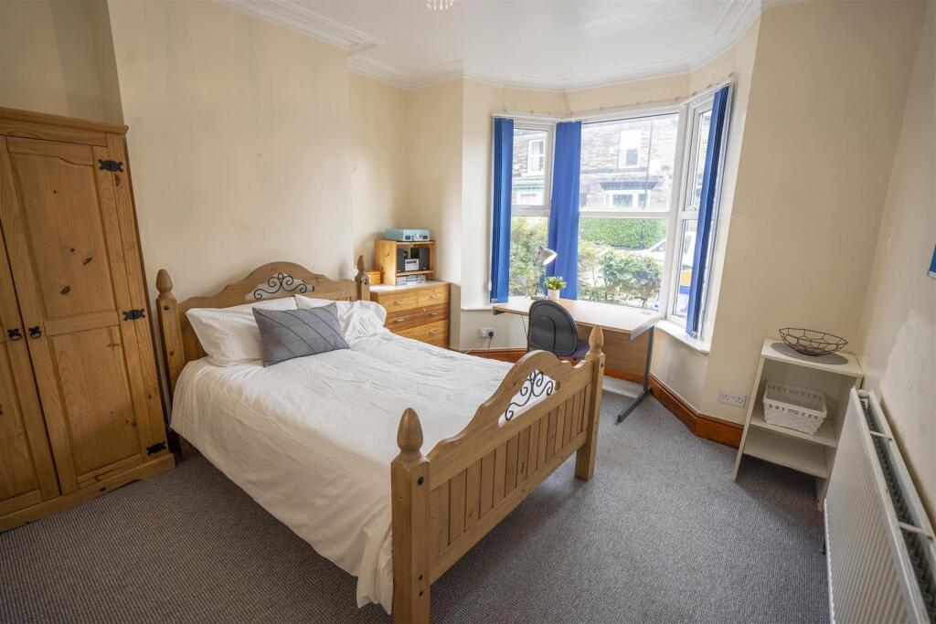 bedroom2.jpg
