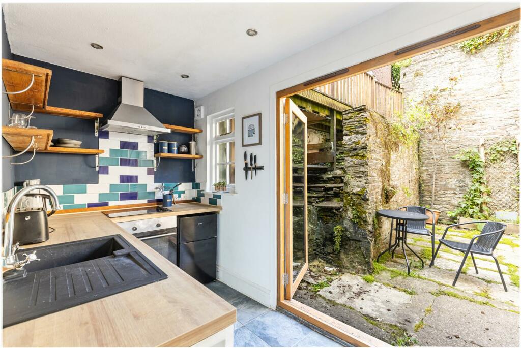 A09 - 16A, Clarence Street Dartmouth - 240916.jpg