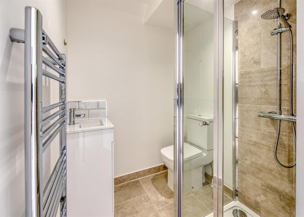 3 Yew Tree Lane-bed2 ensuite.jpg