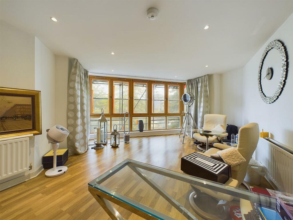 8 - Harbourside Flat for Auction, Bristol.jpg