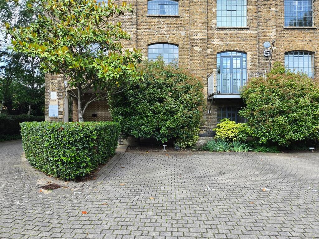 En-Bloc Car Port &amp; Further Allocated Parking Space