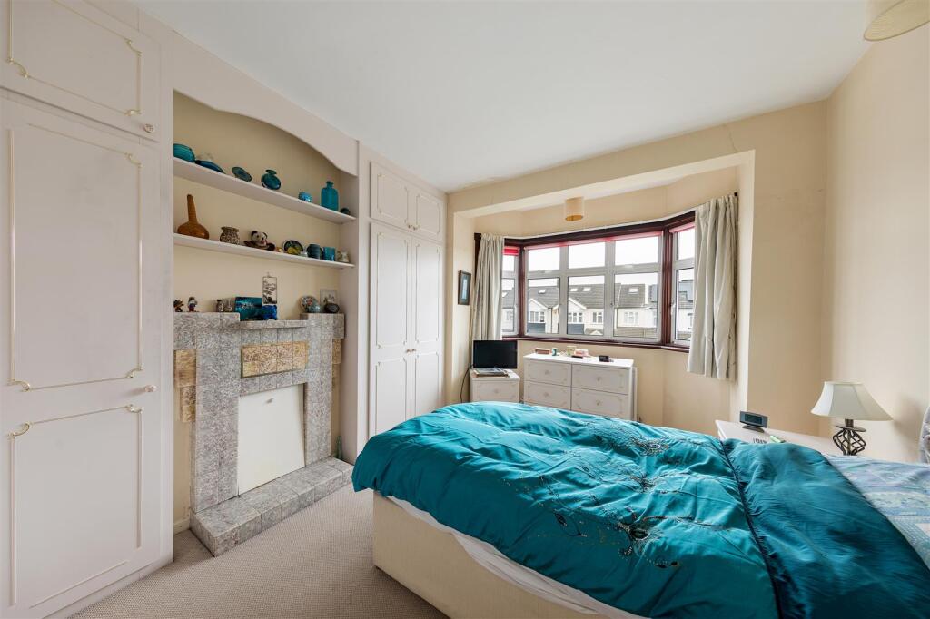 South View Drive, E18