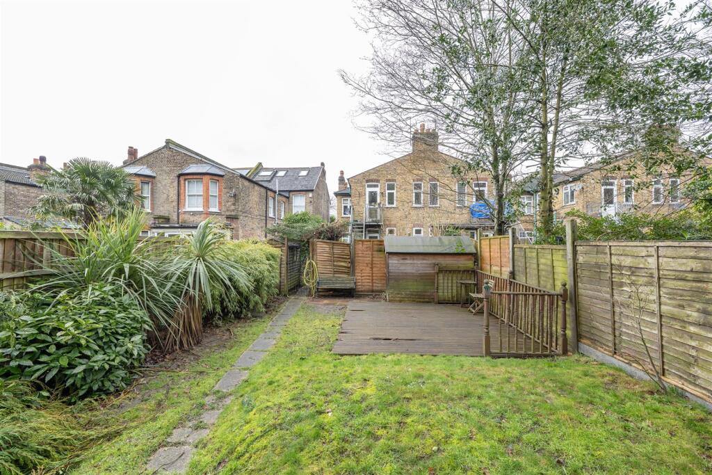 Bisterne Avenue, E17