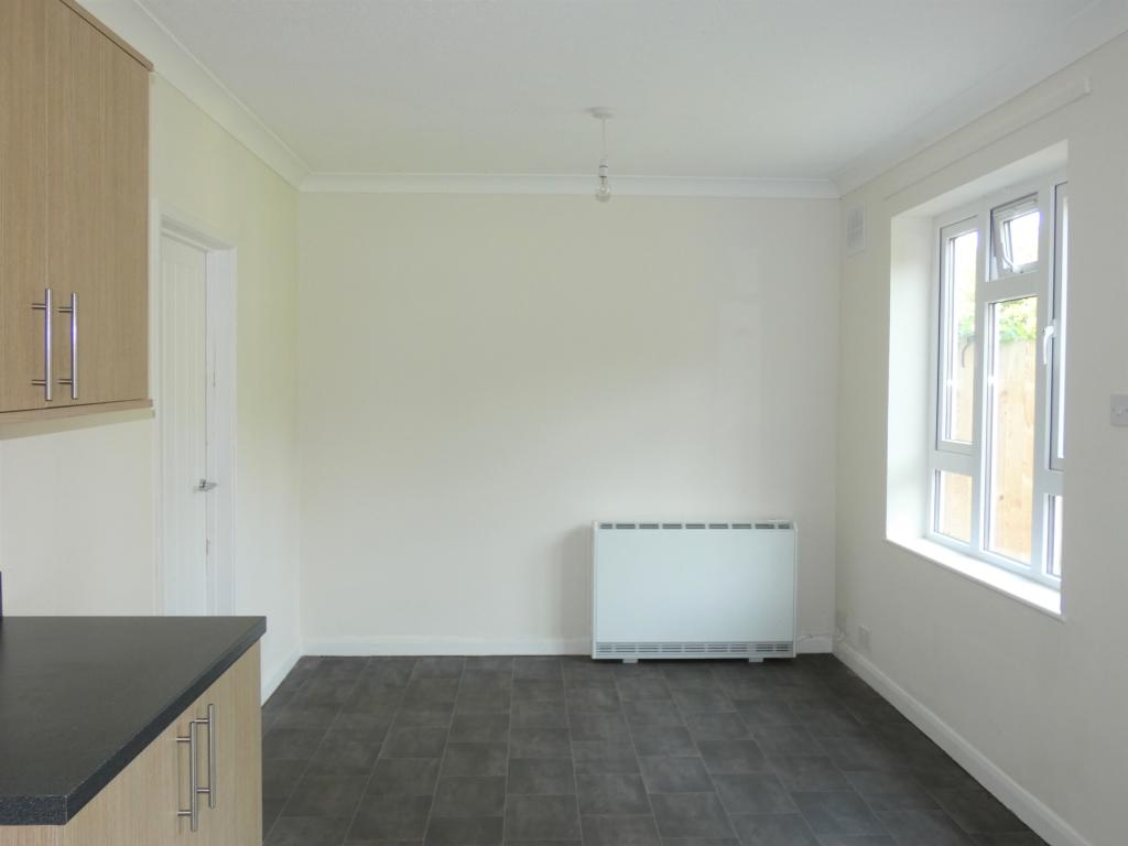 Pic 4 Dining Area.JPG