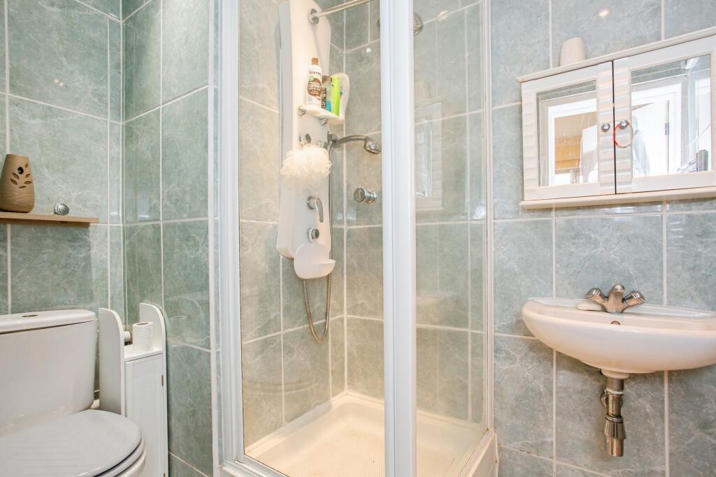 en-suite shower room