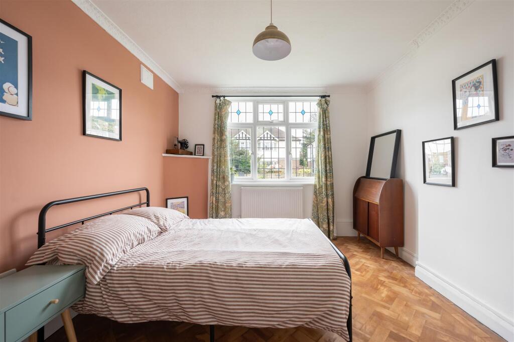 Onslow Gardens, E18