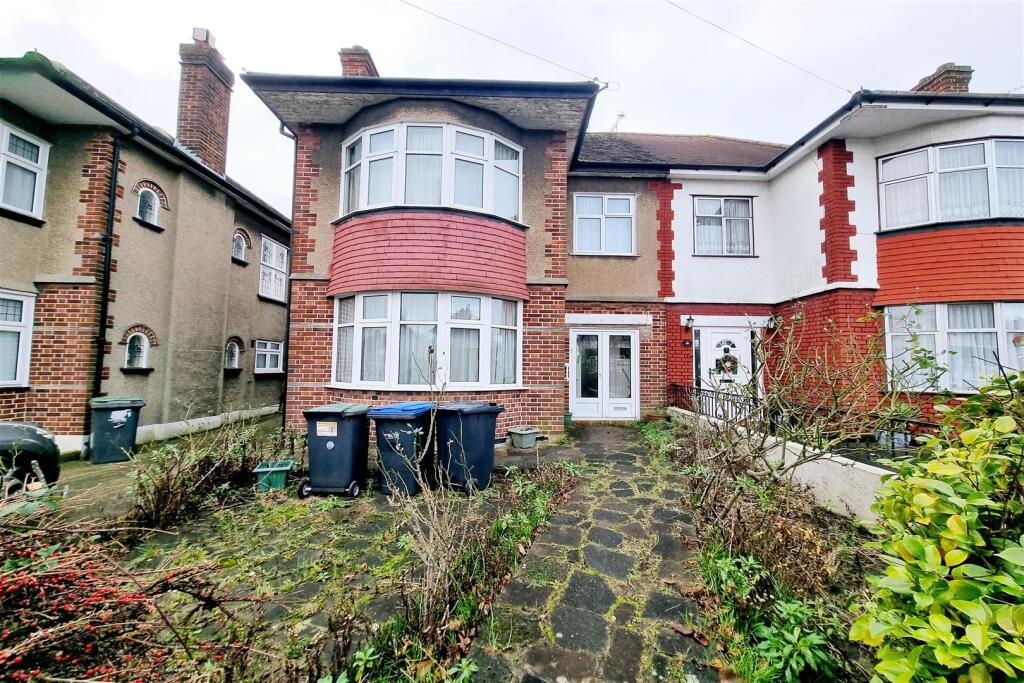 POTENTIAL FOR OFF STREET PARKING TO FRONT: