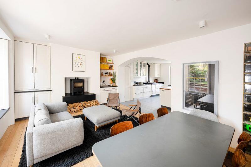 Sitting/dining room