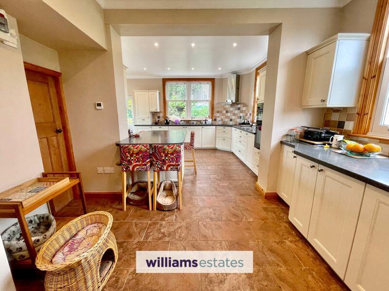 Kitchen/ Breakfast Room