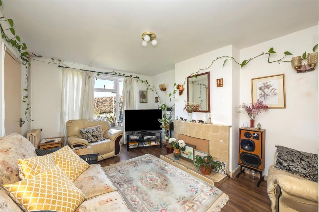 King George VI Dr 17 LIVING ROOM.jpeg