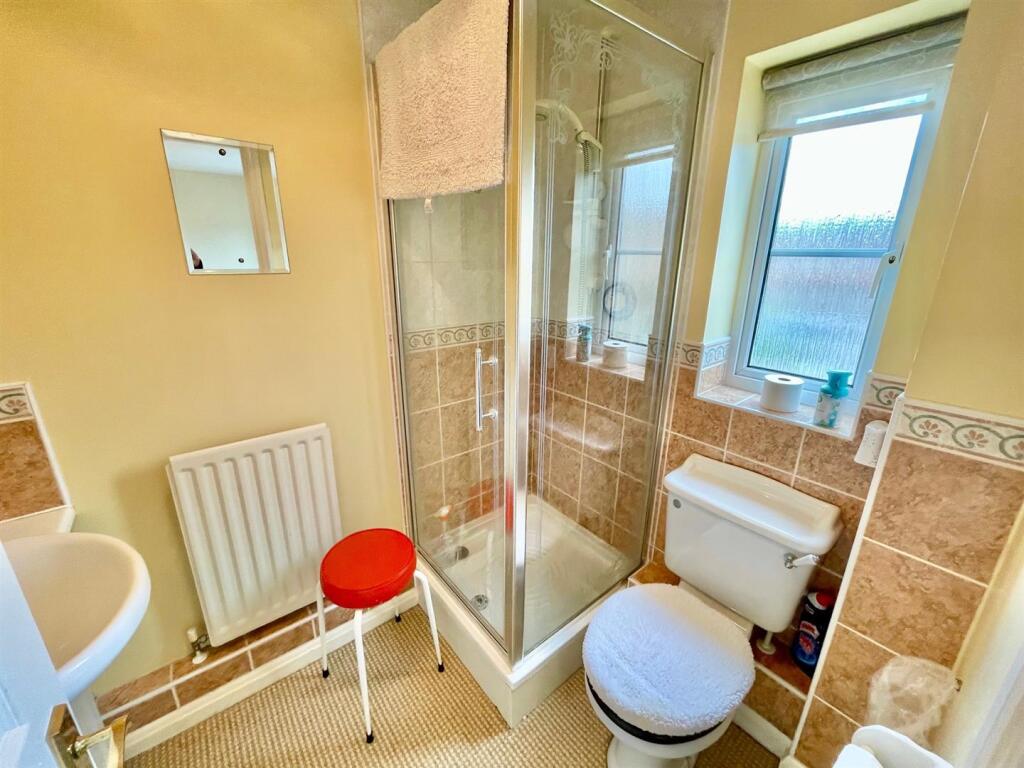 2 Oaklands Wood En Suite.jpg