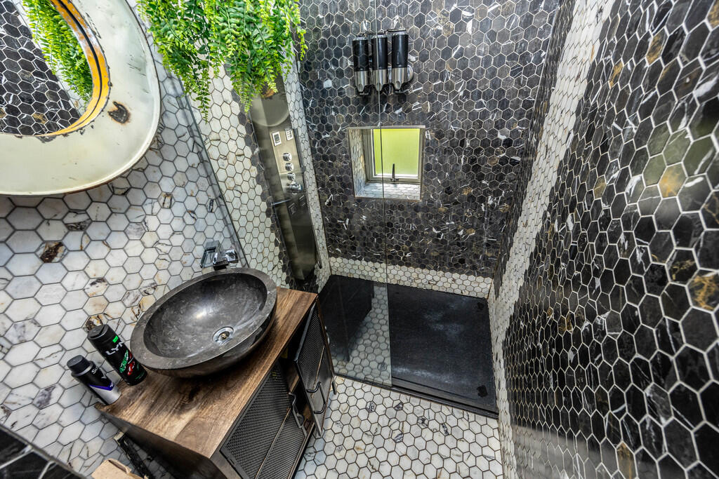 33WHLHudds-040625...