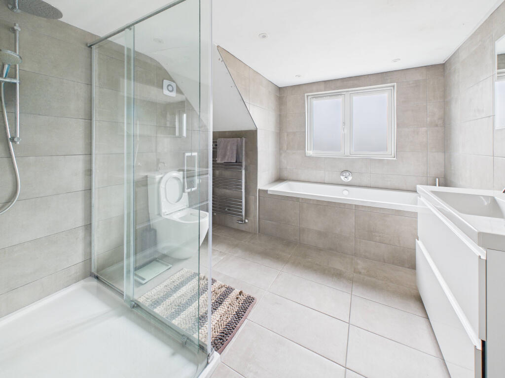 CAM01984G0-PR0530-STILL017