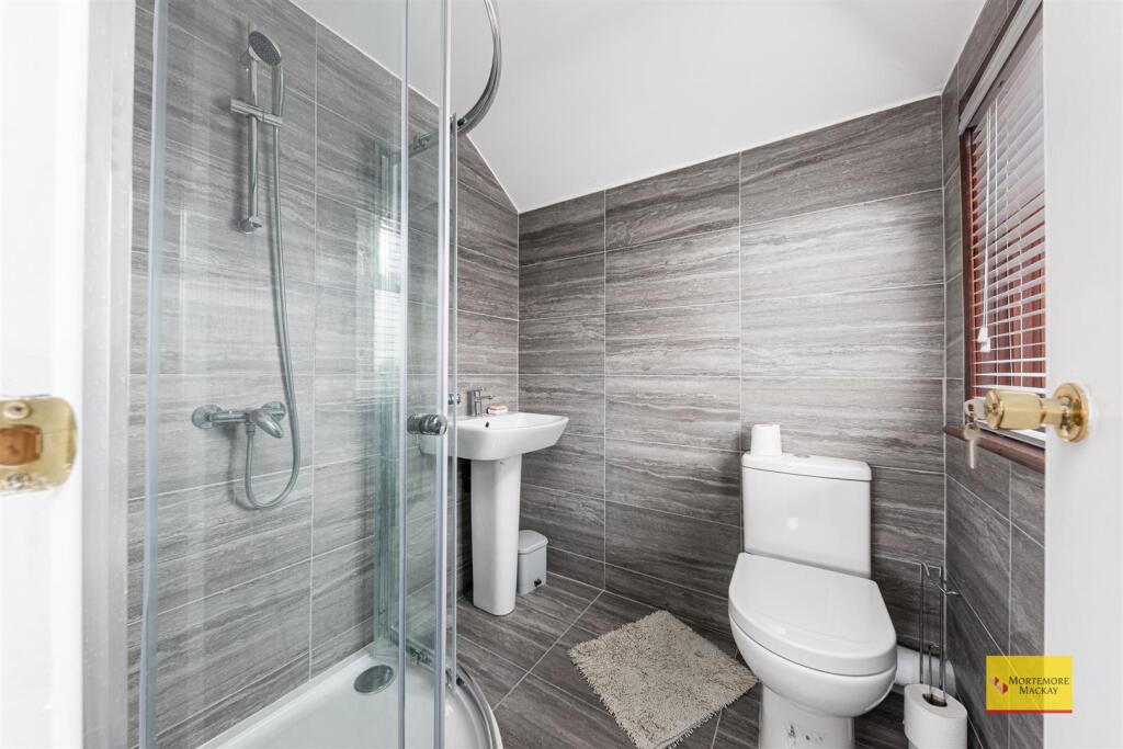 Ensuite- Onslow Gardens, Winchmore Hill, London, N