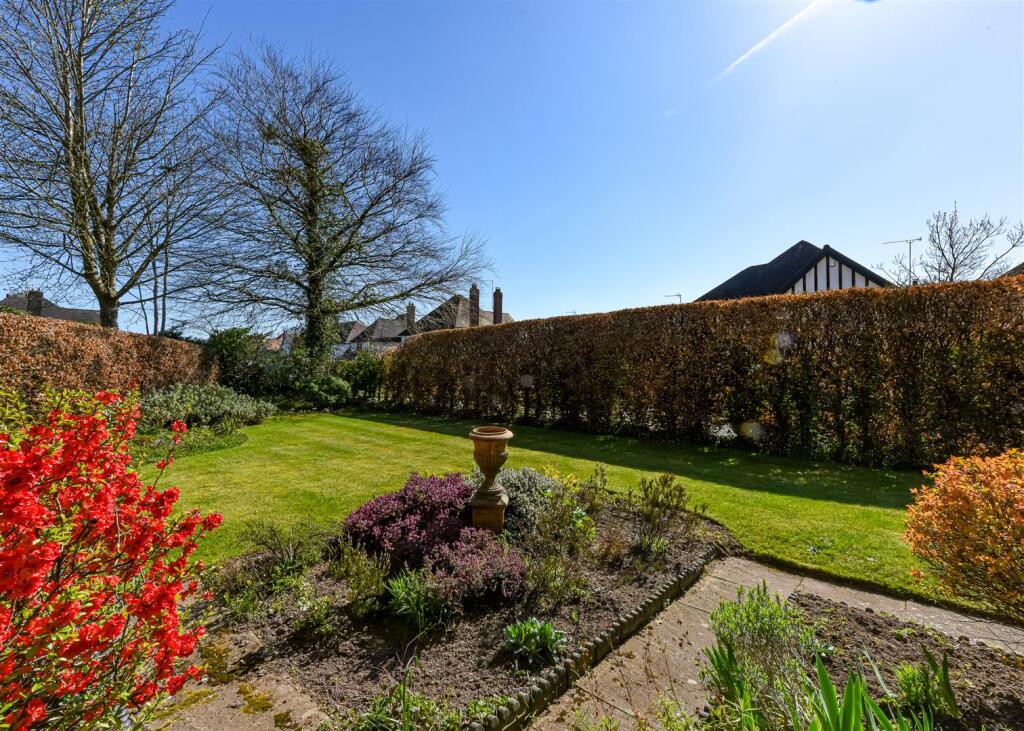 28 Springhill Park-garden3.jpg