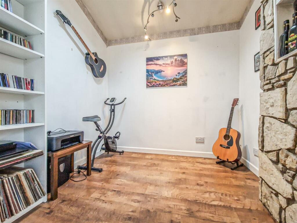 bedroom three-office