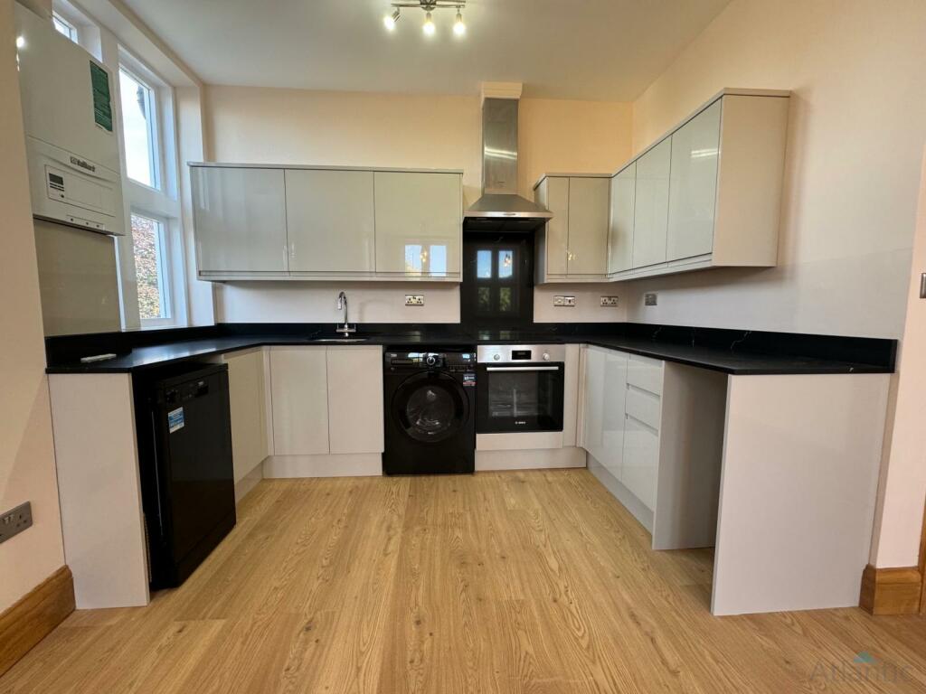 Large 2 Bedroom 1st Floor Flat