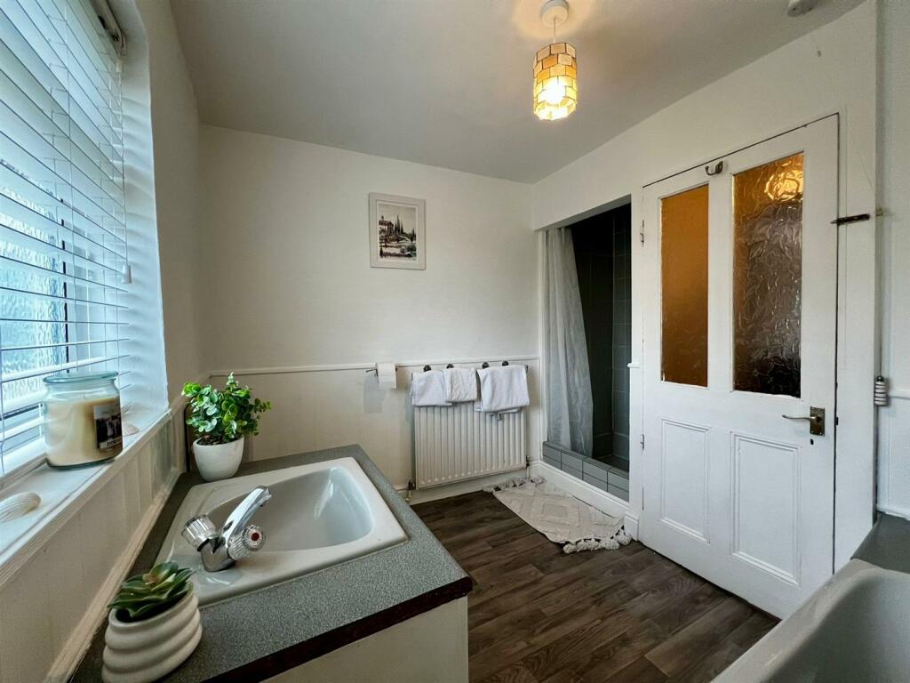Bathroom 1.jpg