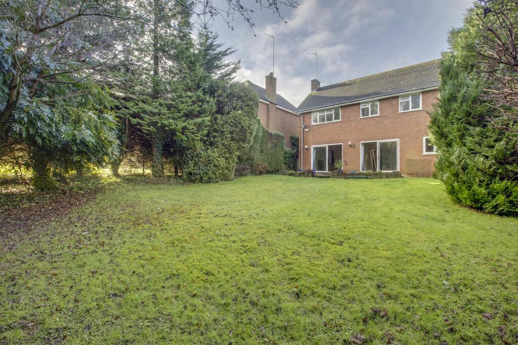 31 Wheeler Avenue, HP10 8EN-19.jpg