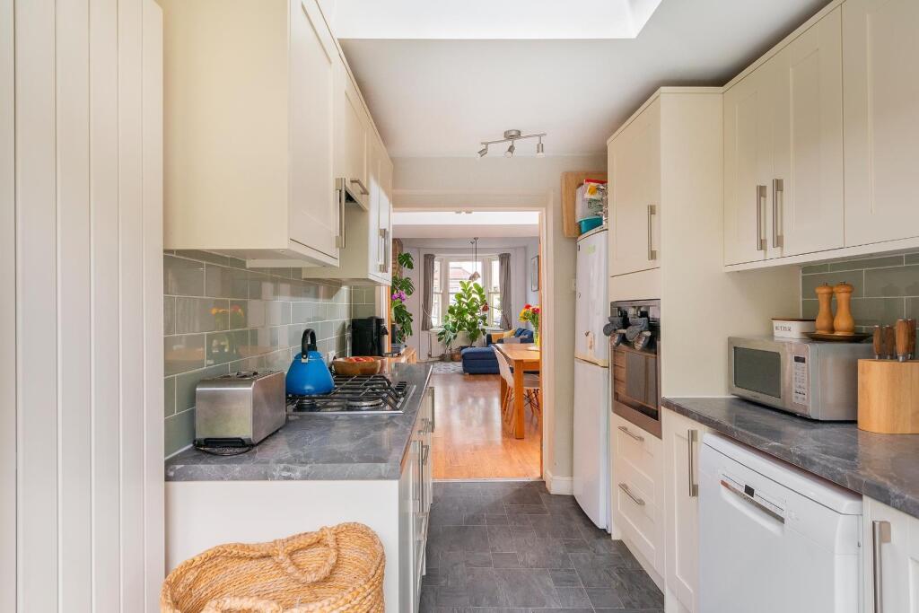 2H0RSW - Kitchen A.jpg