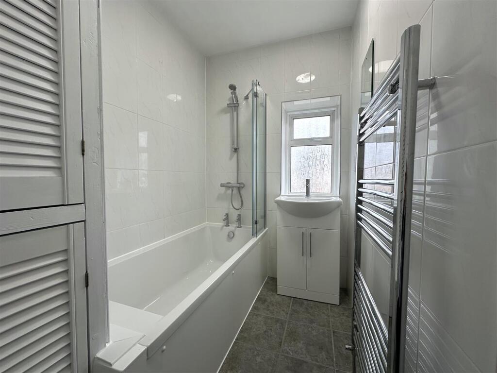 Stylish Modern Bathroom 075