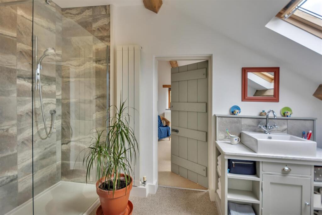 Jack &amp; Jill En-suite Bathroom