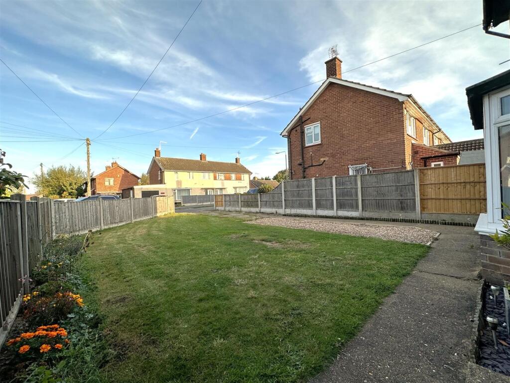 Large Front Garden &amp; Driveway 955